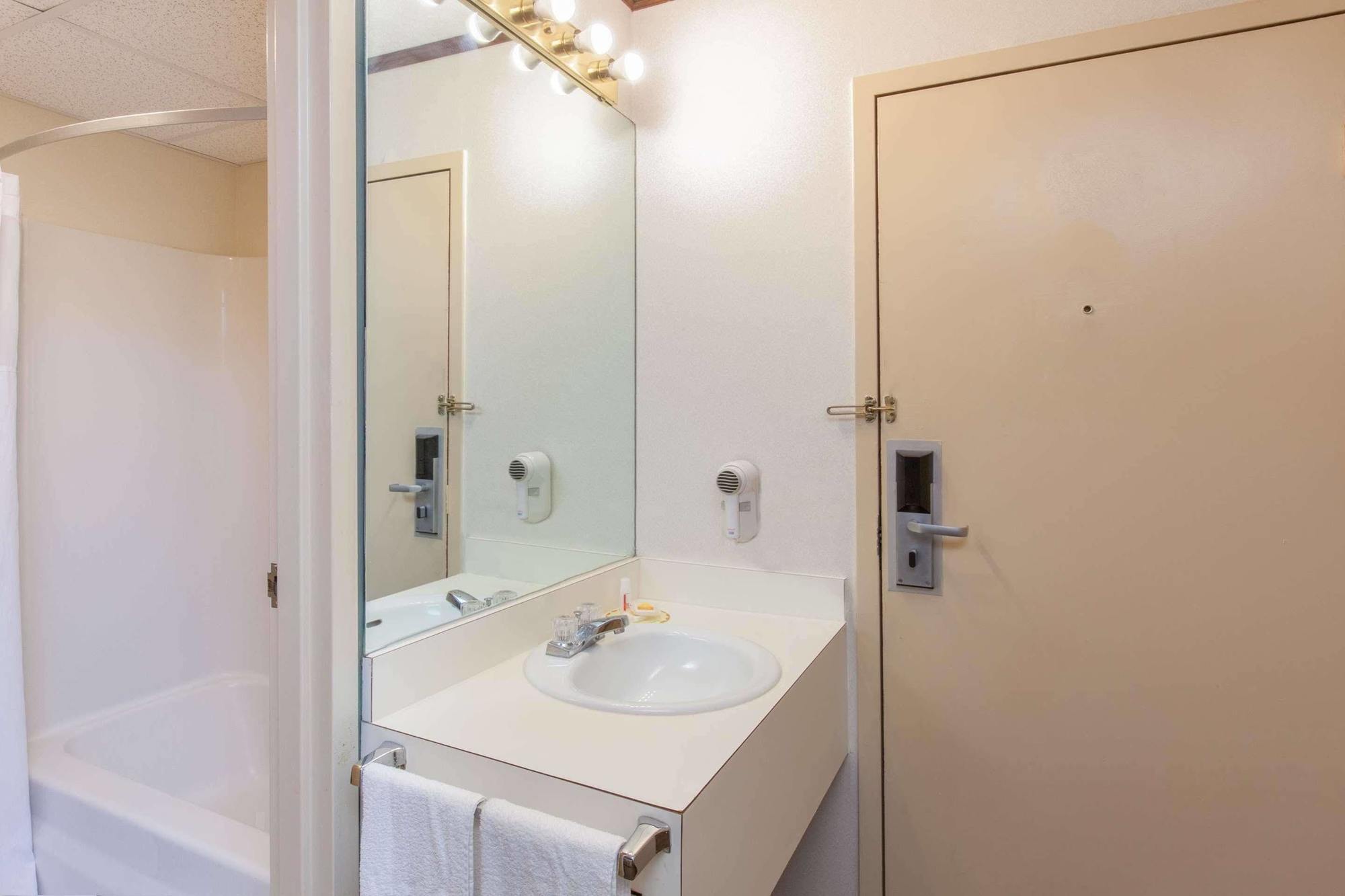 Schenectady Inn Bagian luar foto